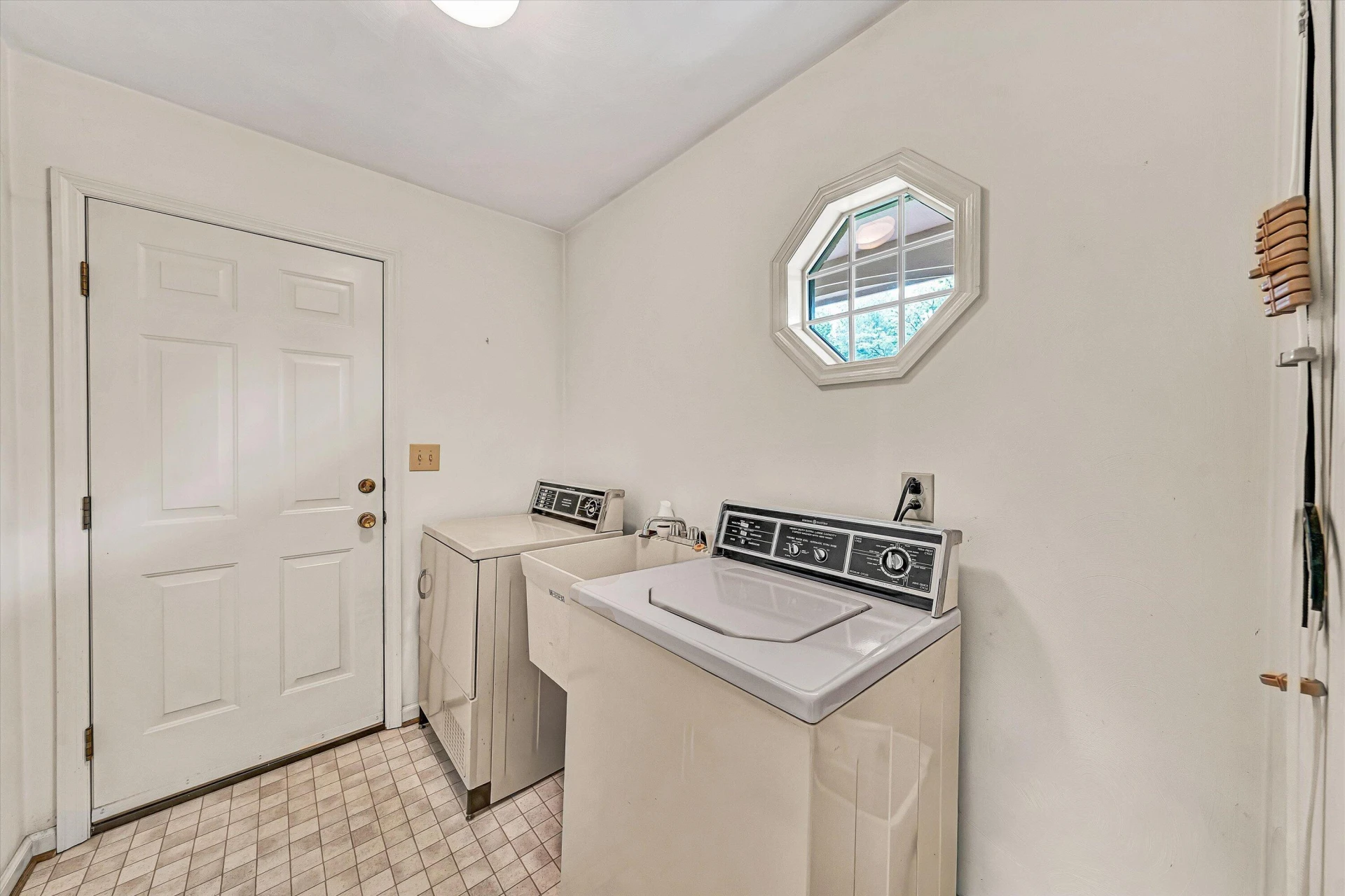7913 Olsen RD - Photo 22