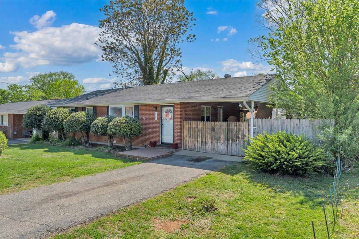 212 Nancy DR - Photo 2