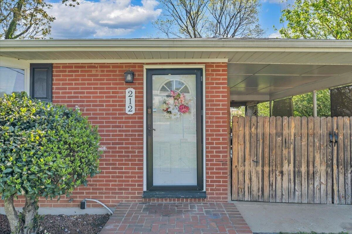 212 Nancy DR - Photo 3