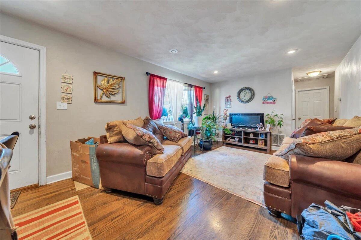 212 Nancy DR - Photo 4