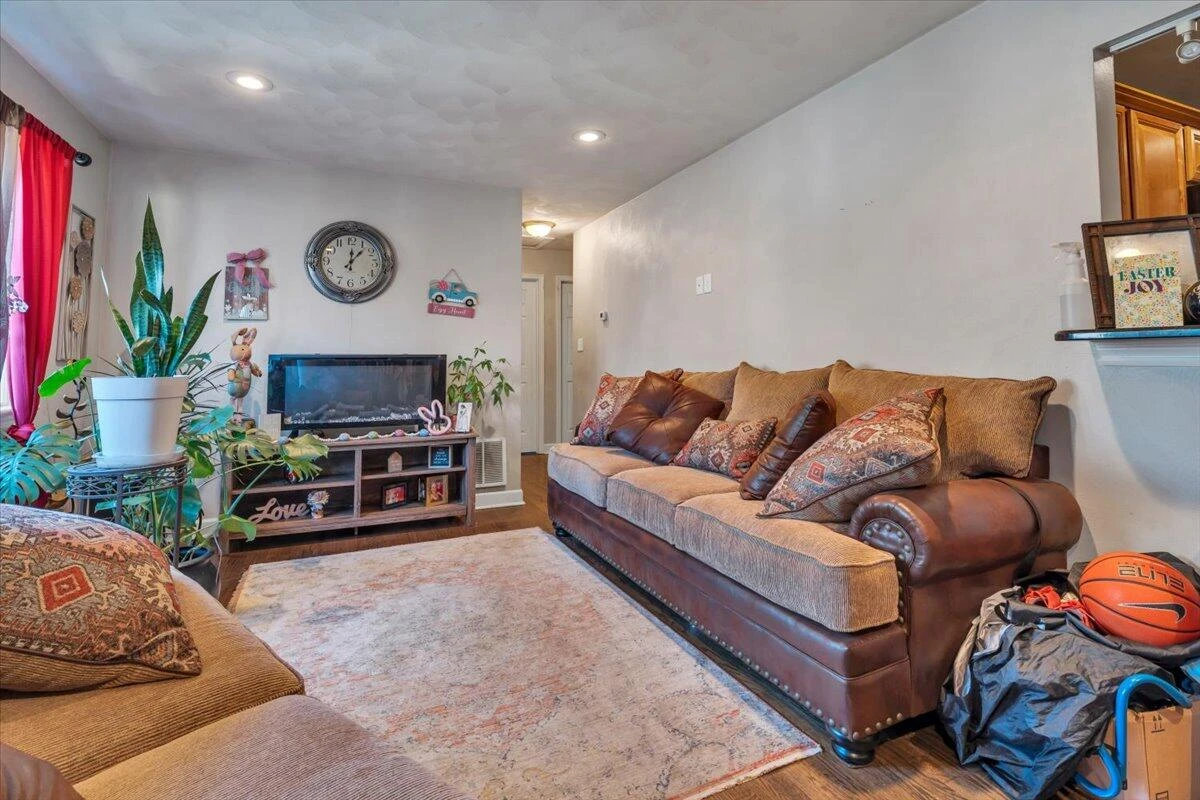 212 Nancy DR - Photo 5