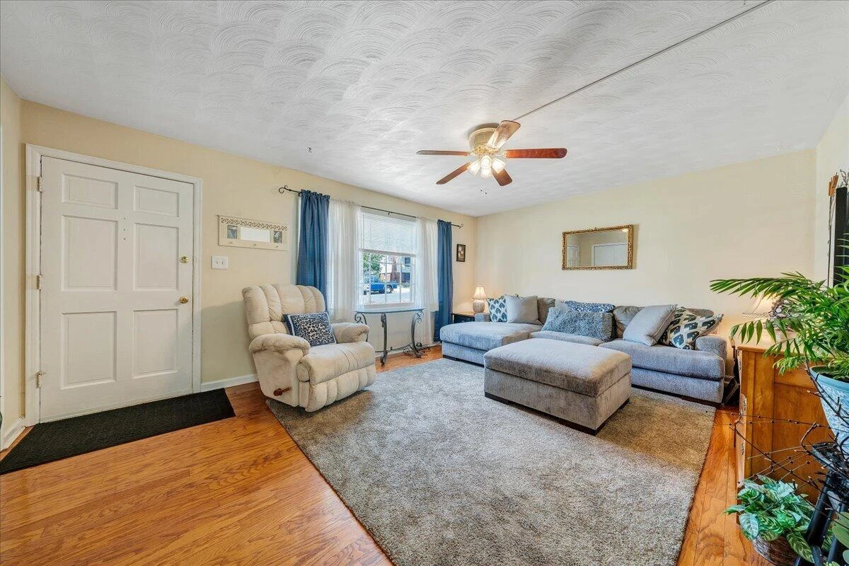619 Elmcrest ST - Photo 9