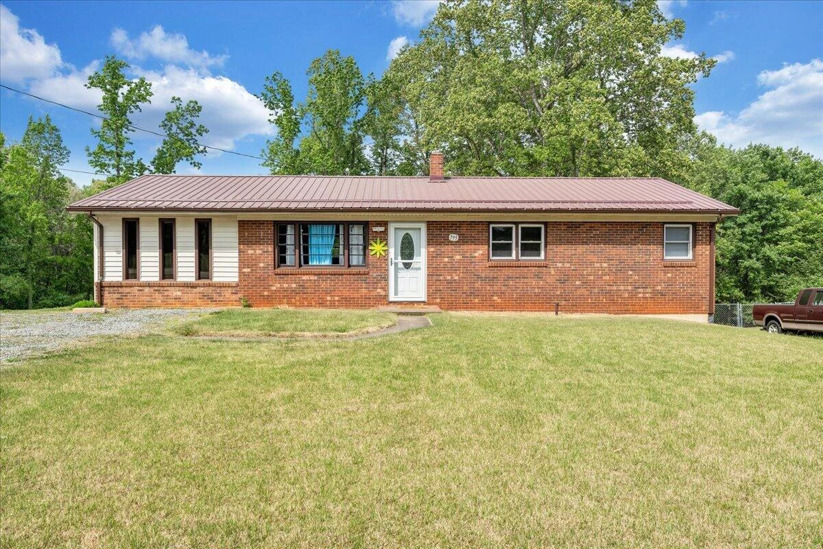 795 Longview DR - Photo 2
