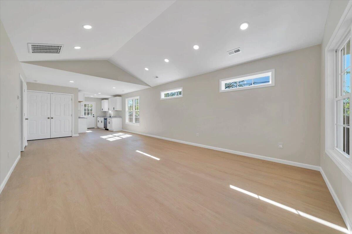 515 Cedar AVE - Photo 5