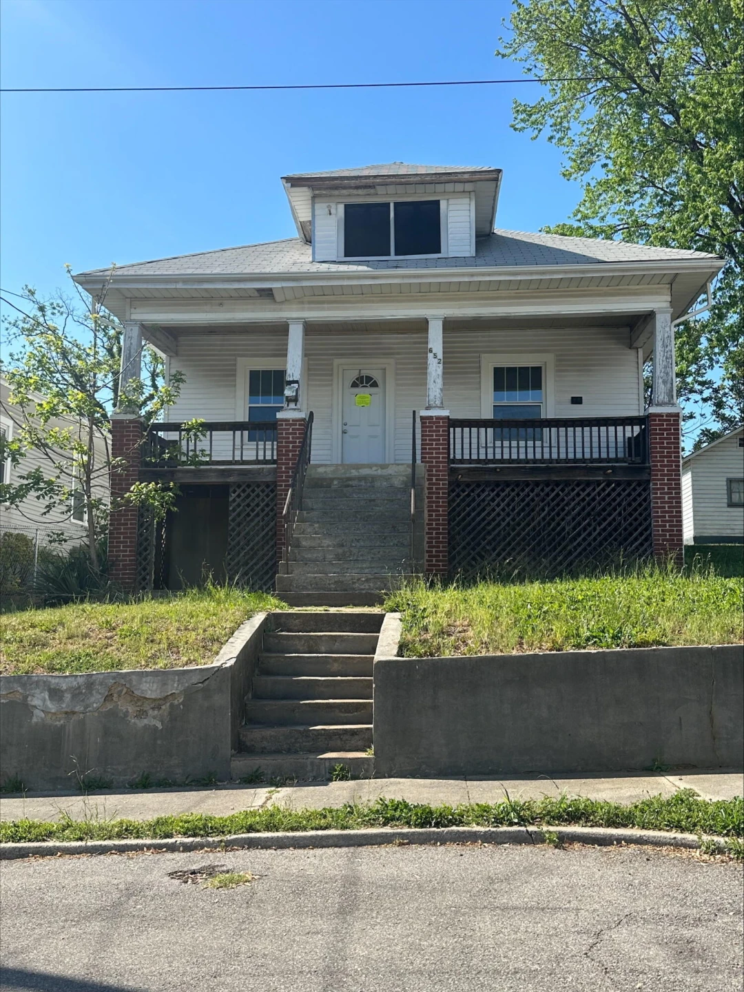 652 Montrose AVE