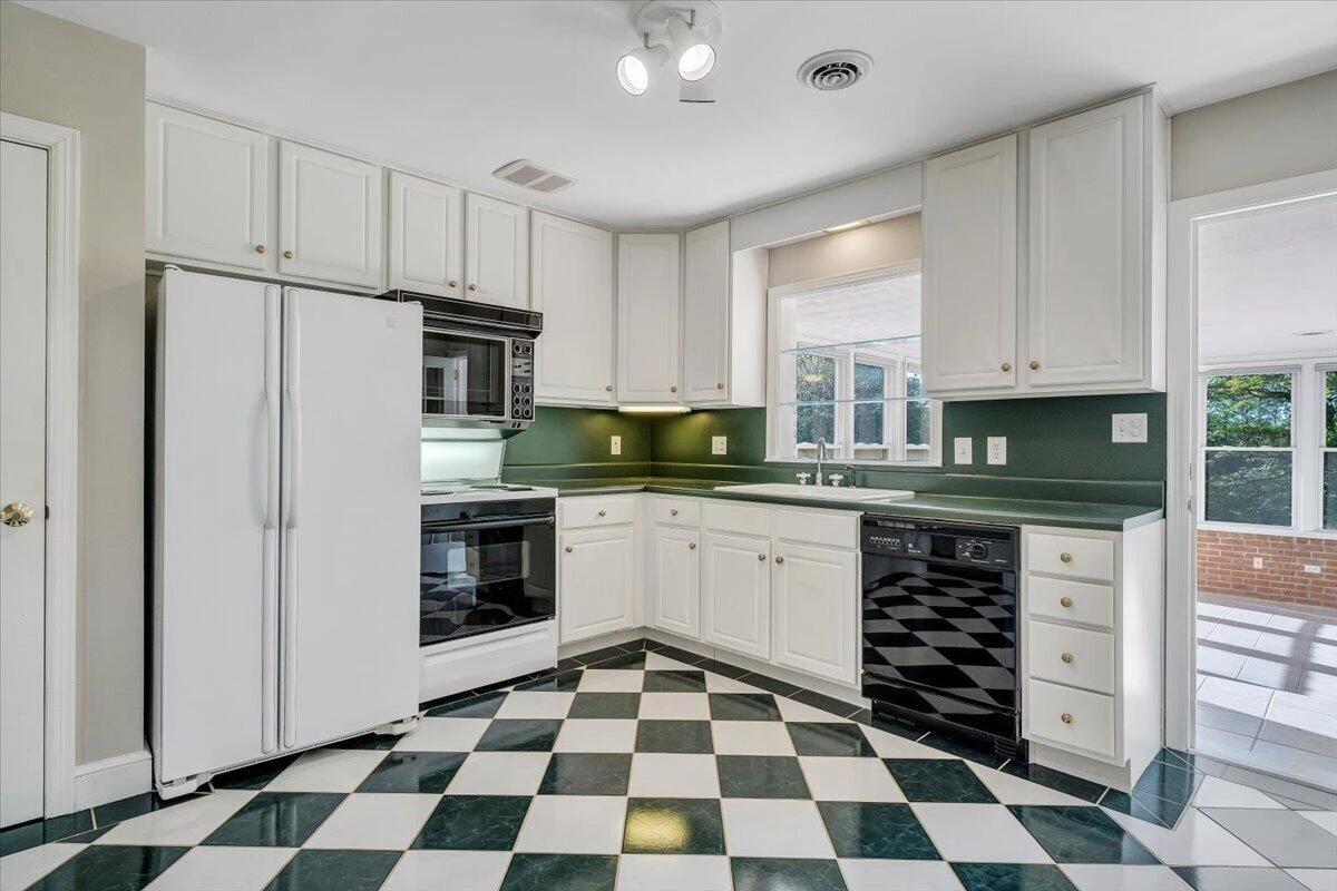 2421 Mount Vernon RD - Photo 32