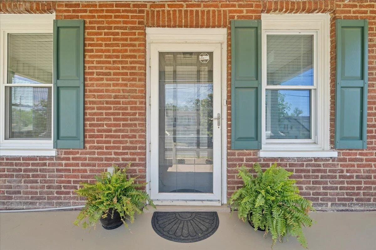 1627 Mercer AVE - Photo 2