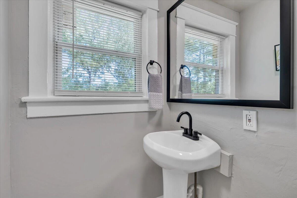 1627 Mercer AVE - Photo 20
