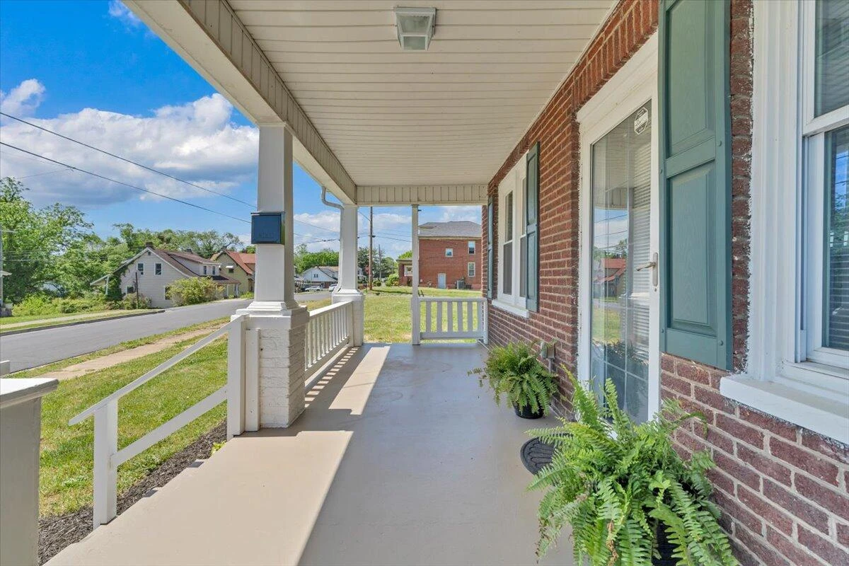 1627 Mercer AVE - Photo 3
