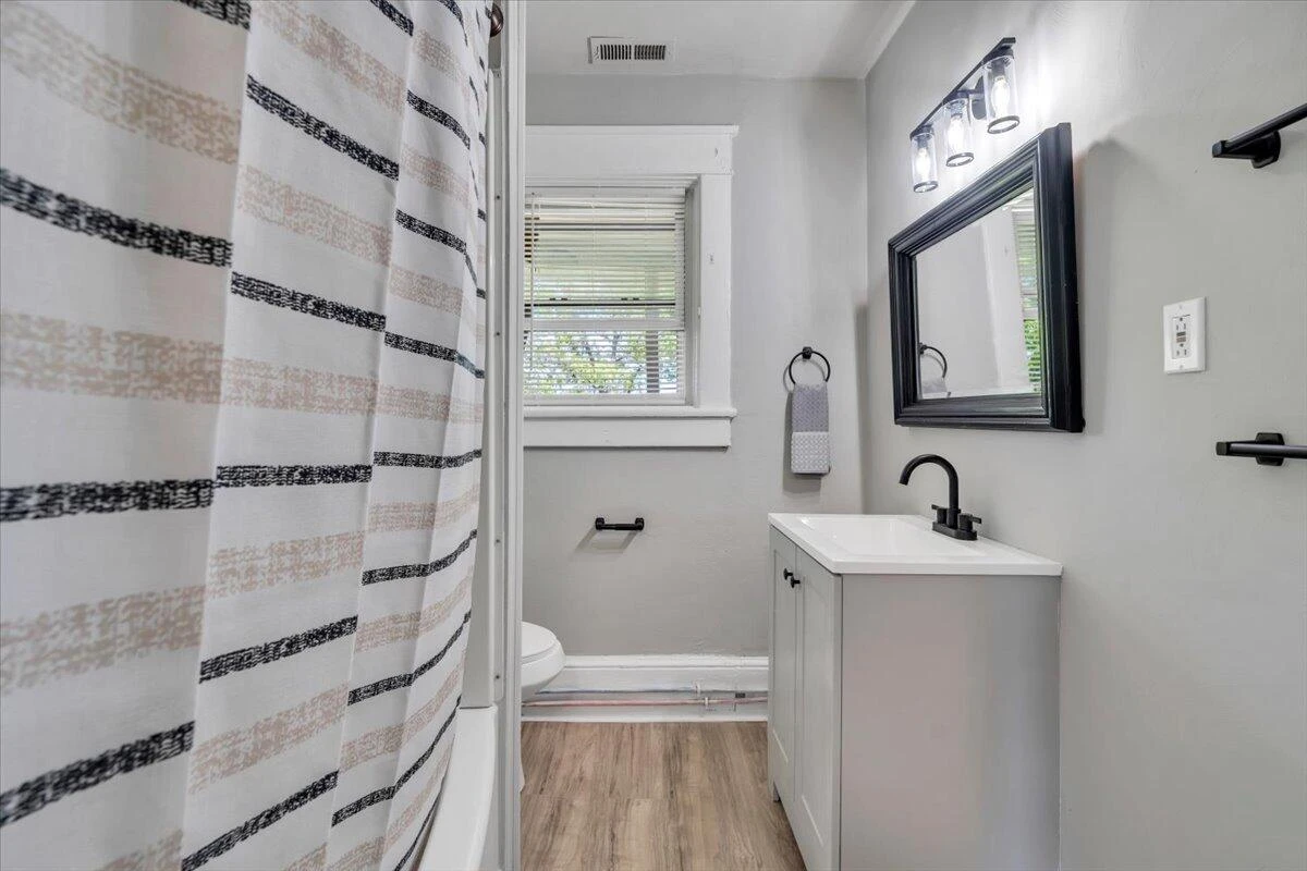 1627 Mercer AVE - Photo 31