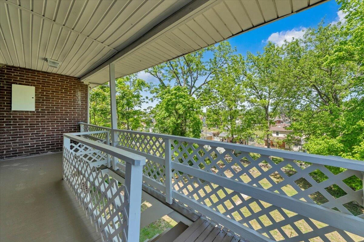 1627 Mercer AVE - Photo 37