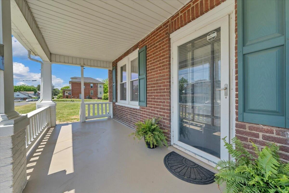 1627 Mercer AVE - Photo 4