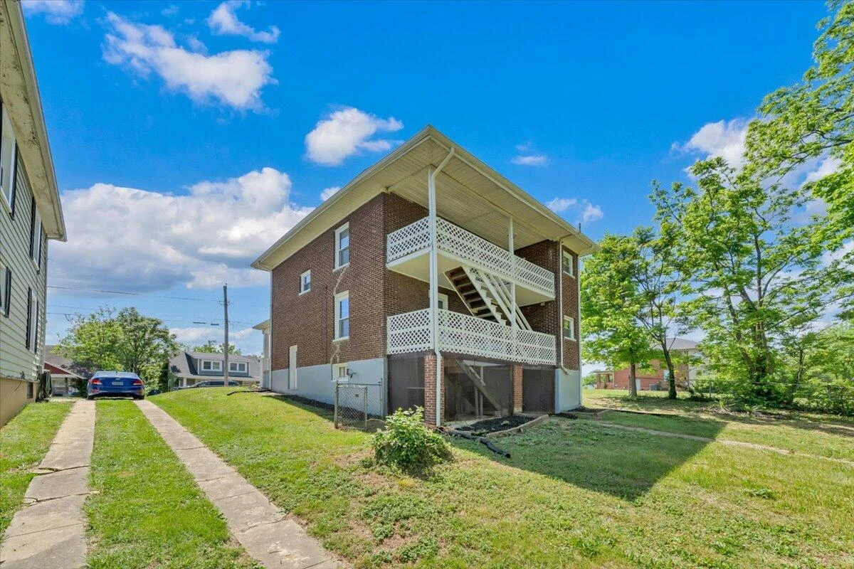 1627 Mercer AVE - Photo 48