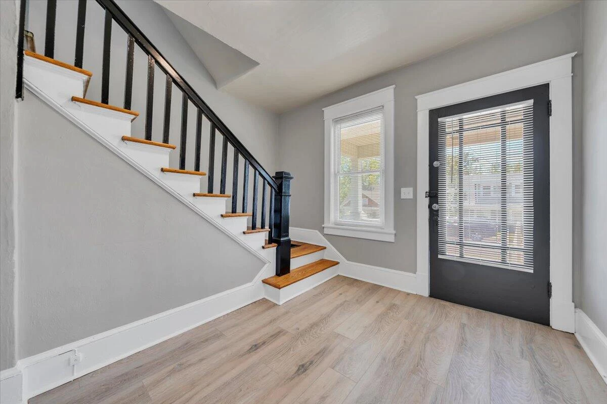 1627 Mercer AVE - Photo 7