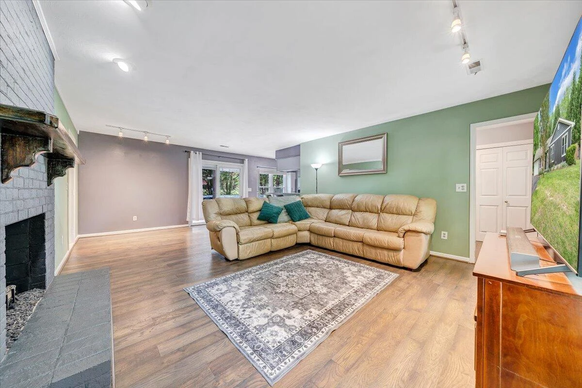 1233 Martha DR - Photo 11