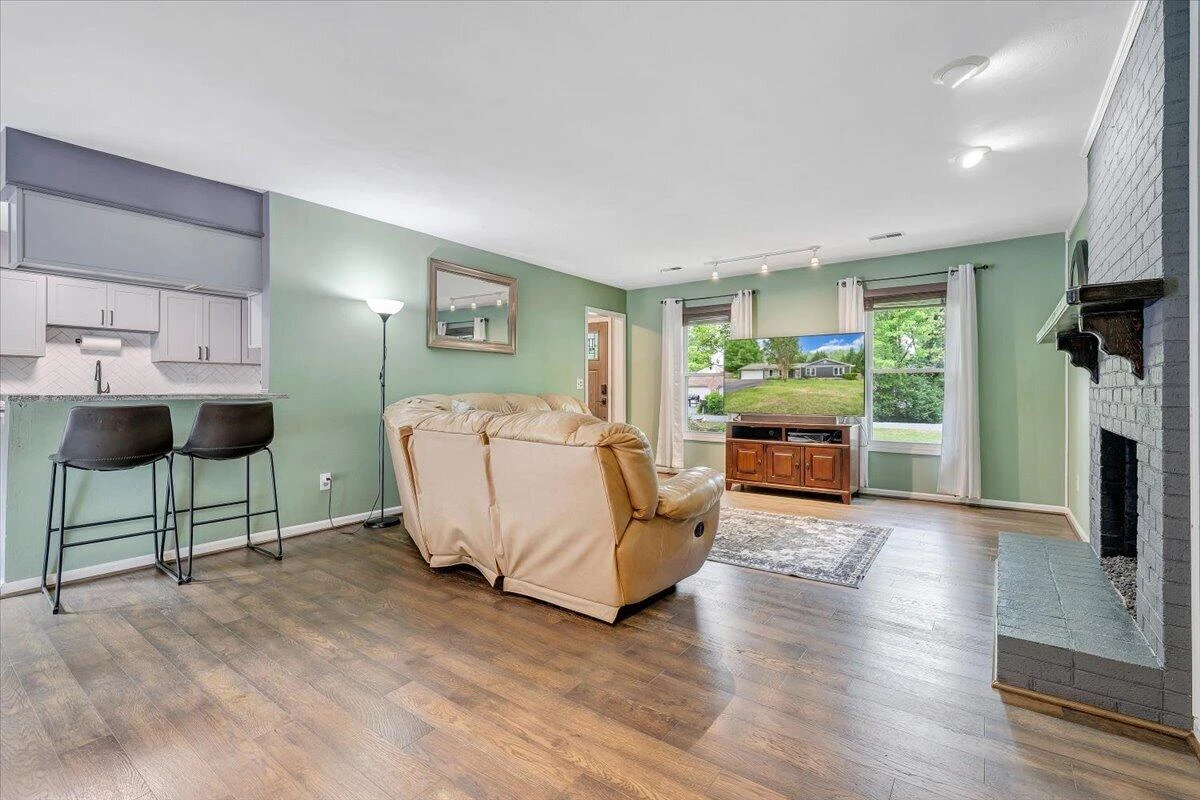 1233 Martha DR - Photo 14