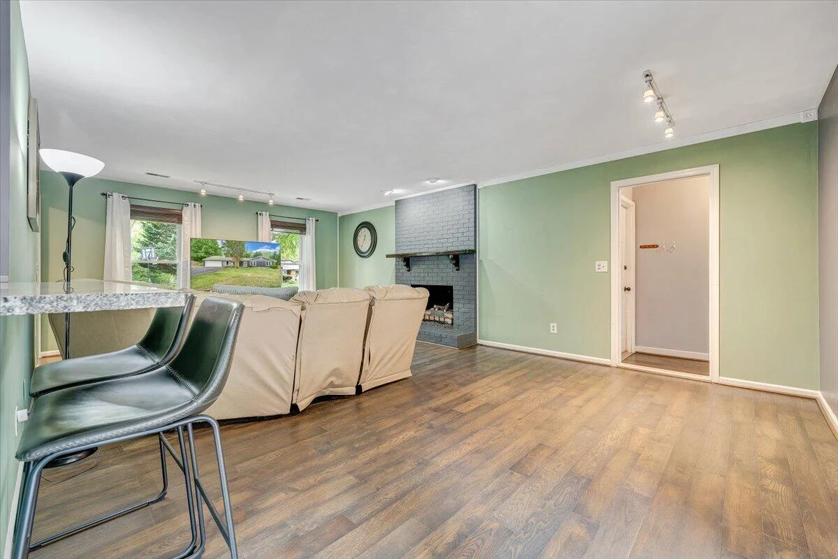 1233 Martha DR - Photo 16
