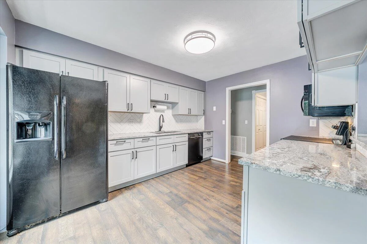 1233 Martha DR - Photo 18