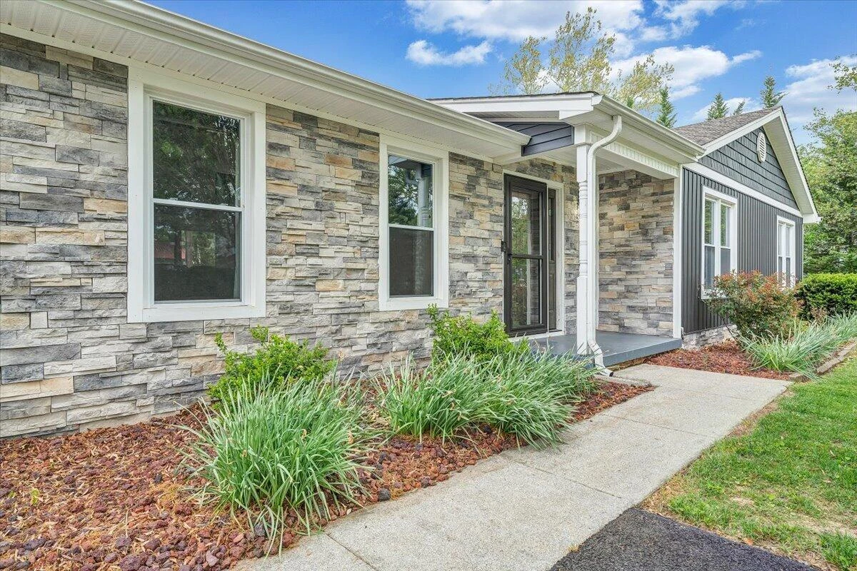 1233 Martha DR - Photo 3