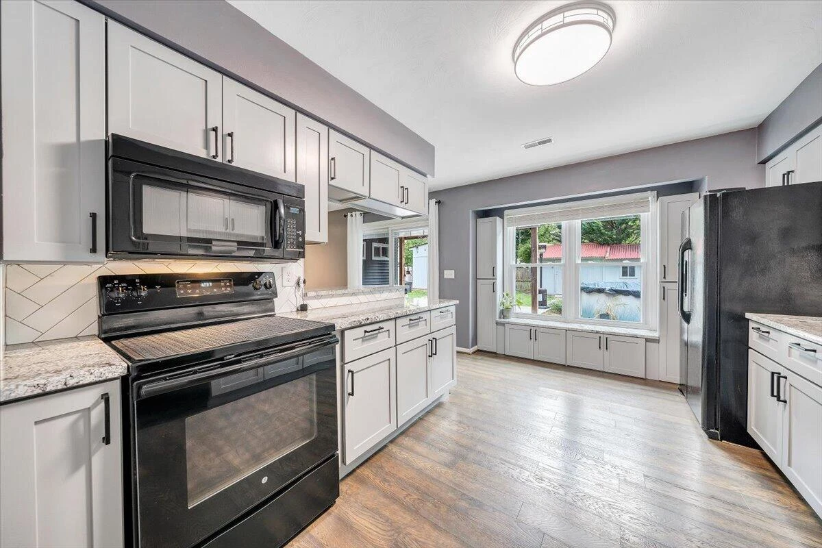 1233 Martha DR - Photo 21