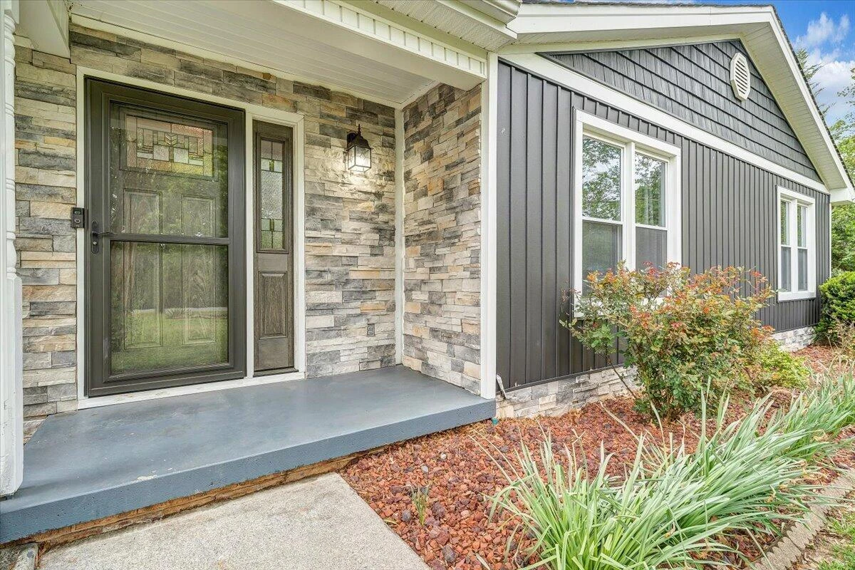 1233 Martha DR - Photo 4