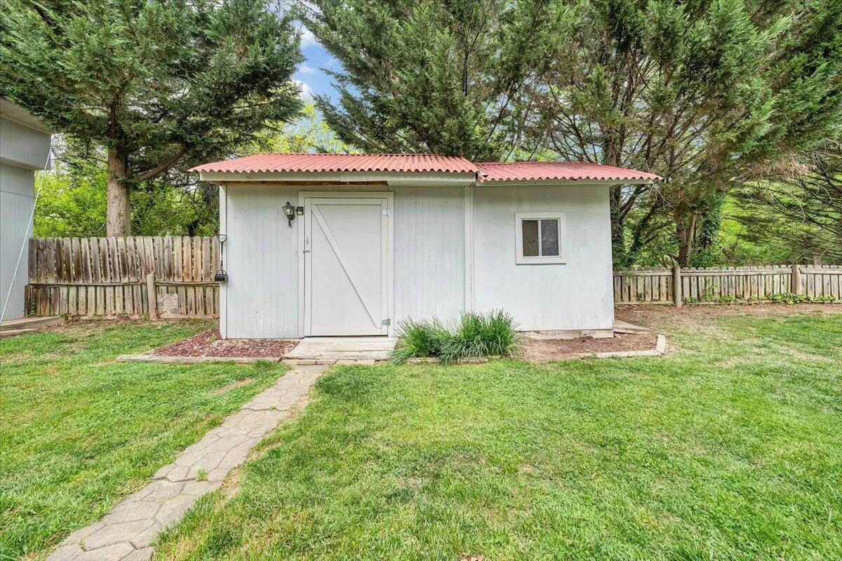 1233 Martha DR - Photo 54