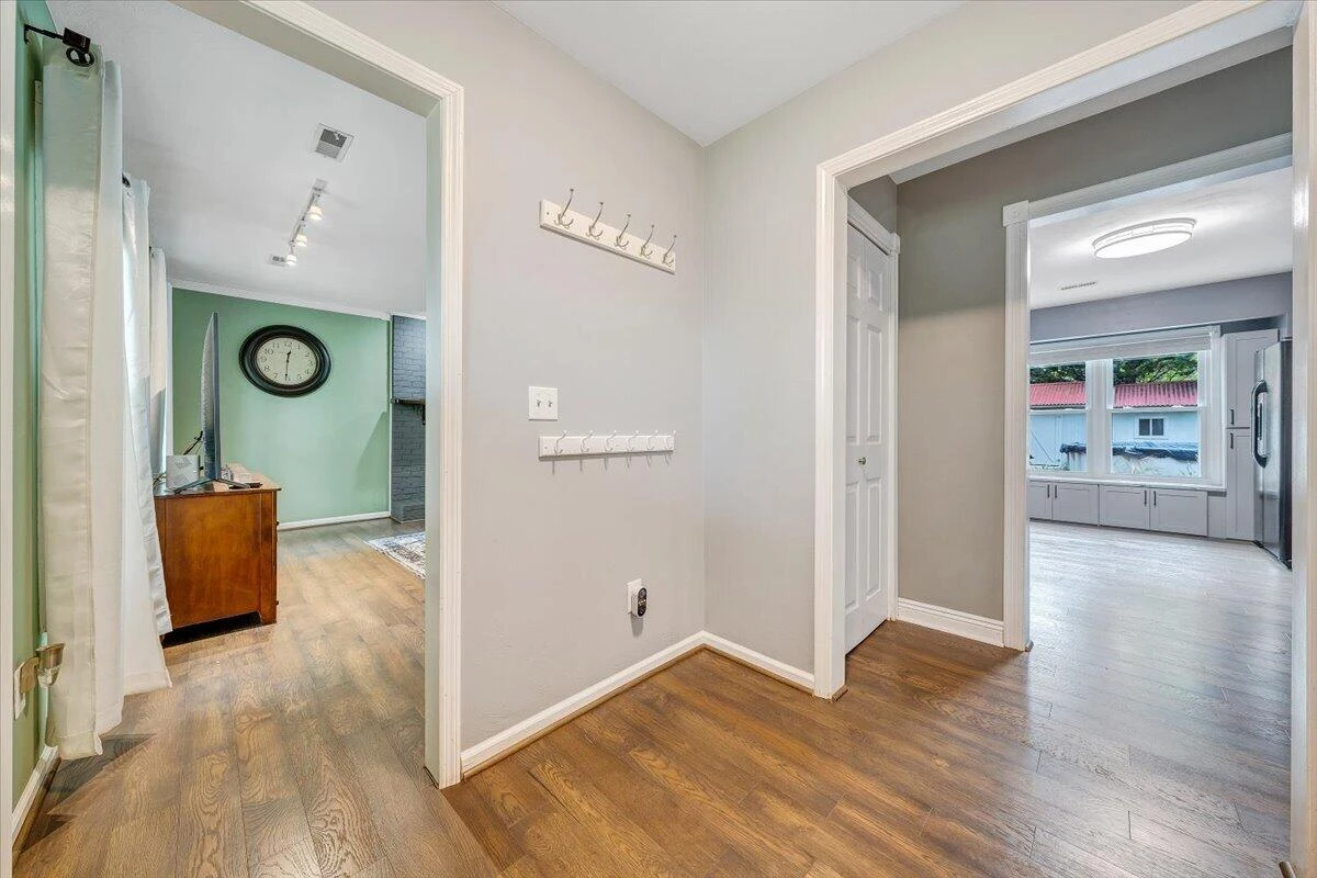 1233 Martha DR - Photo 7