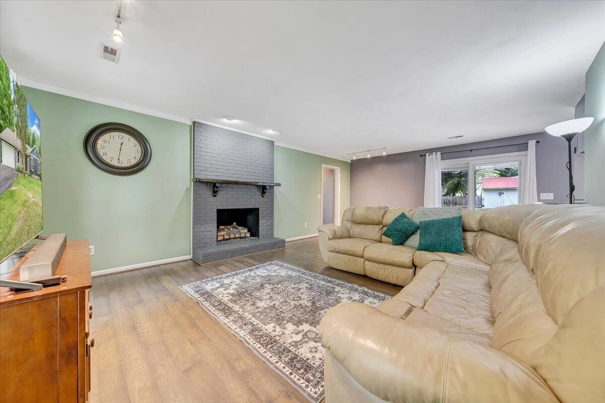 1233 Martha DR - Photo 8