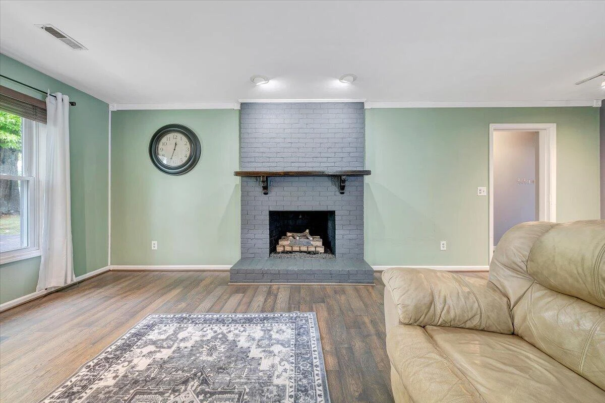 1233 Martha DR - Photo 9
