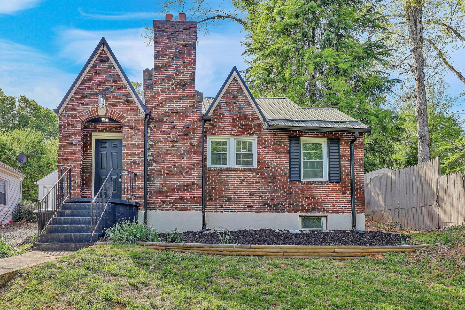 733 Craig ST - Photo 2