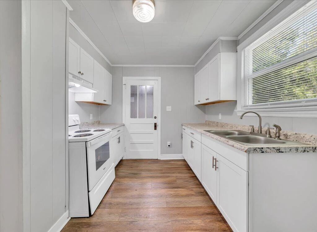 1142 Sylvan AVE - Photo 10