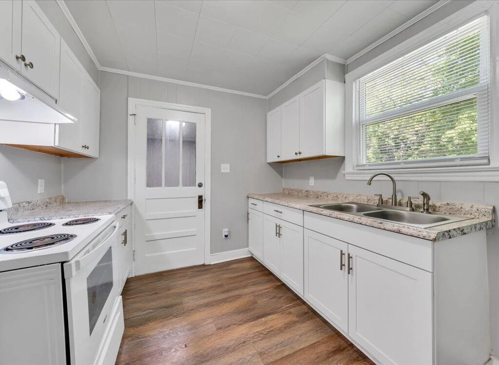 1142 Sylvan AVE - Photo 11