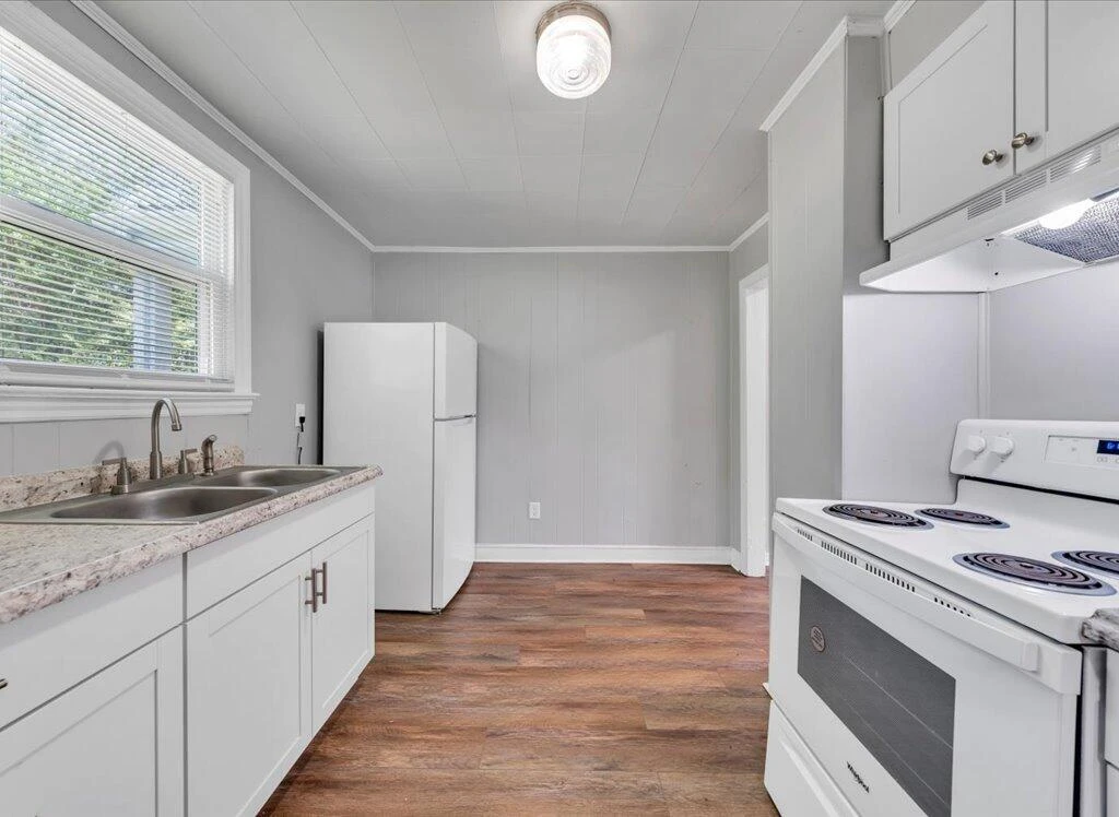1142 Sylvan AVE - Photo 14
