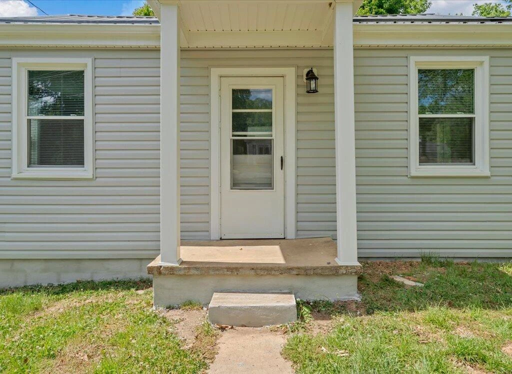 1142 Sylvan AVE - Photo 2