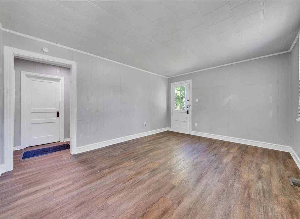 1142 Sylvan AVE - Photo 4