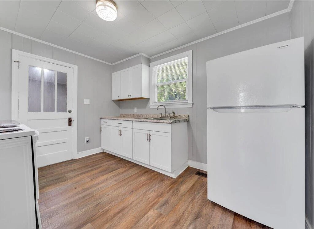 1142 Sylvan AVE - Photo 8