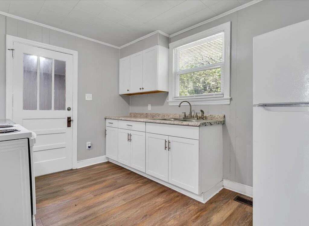 1142 Sylvan AVE - Photo 9