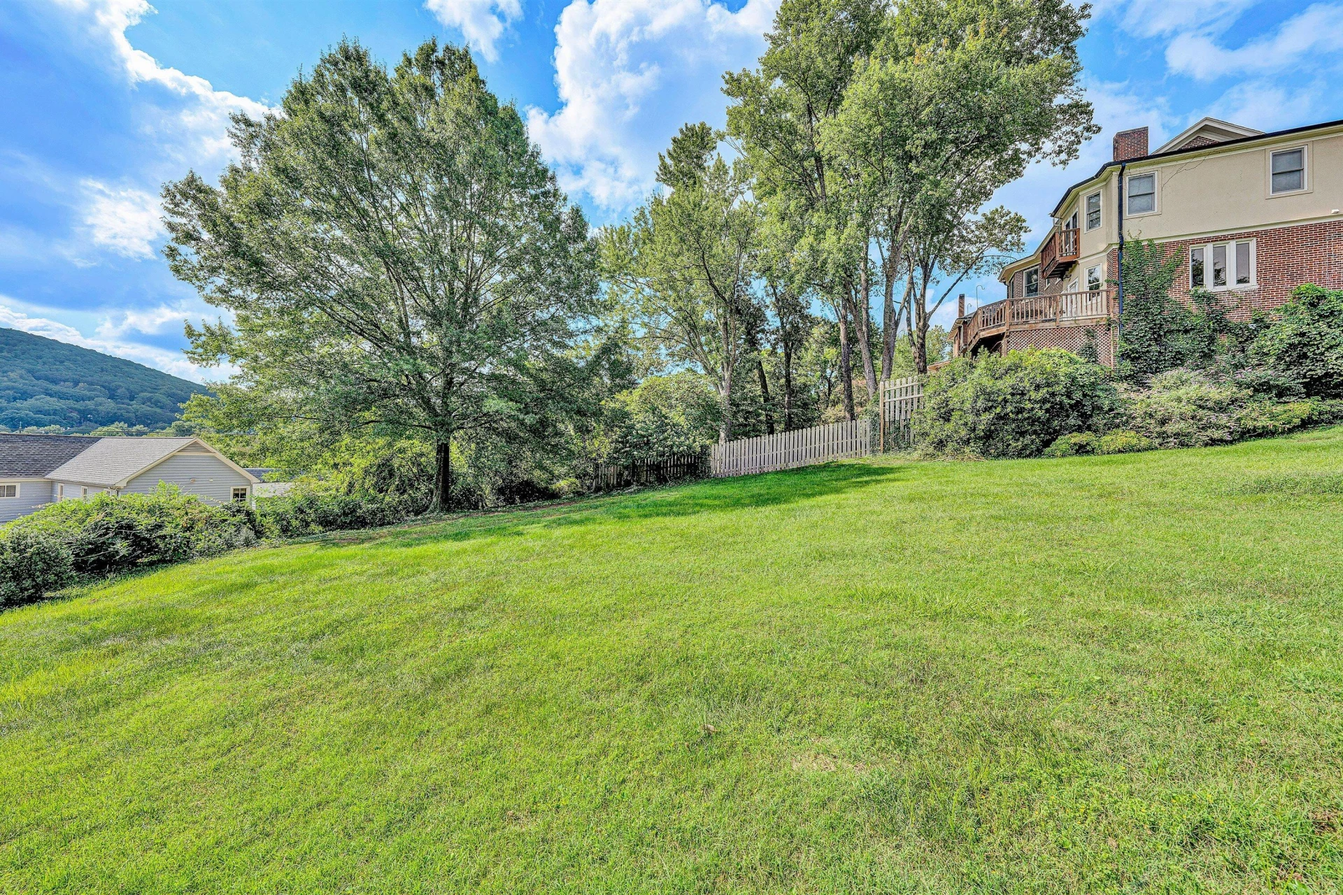 2402 Wycliffe AVE - Photo 6