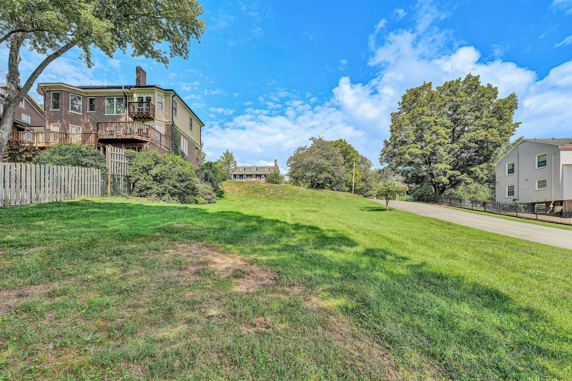 2402 Wycliffe AVE - Photo 8
