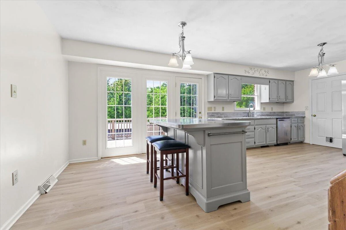 716 Debra LN - Photo 11