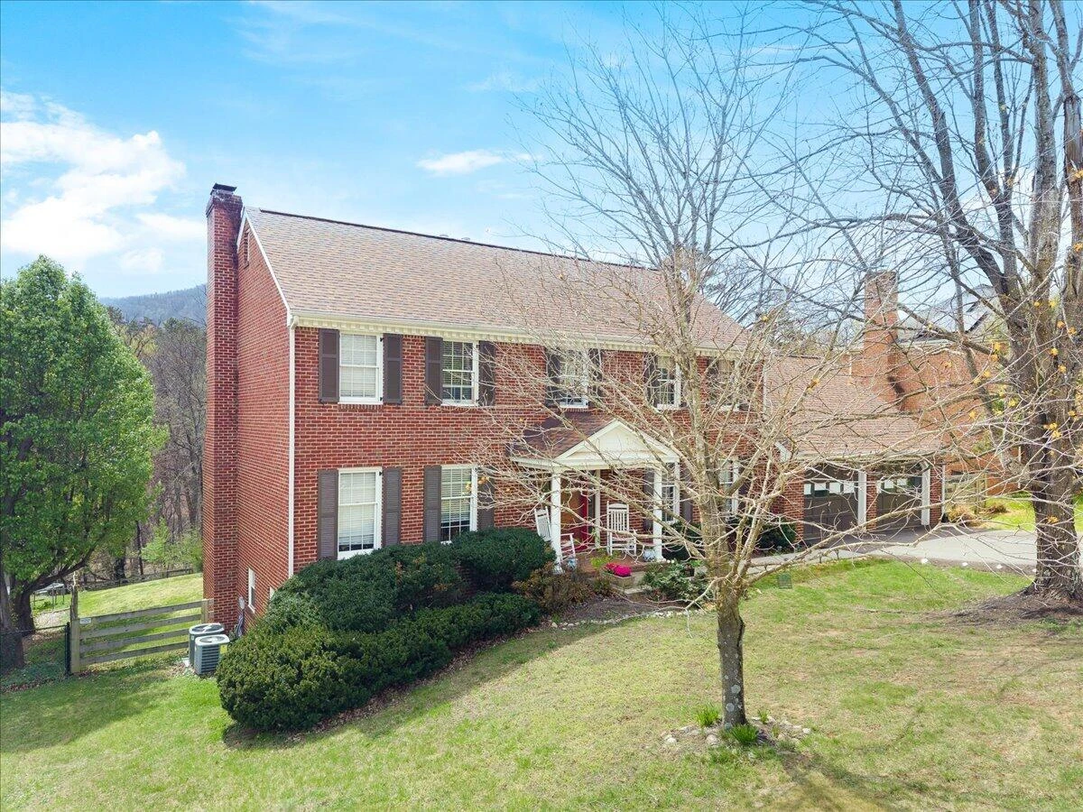 716 Debra LN - Photo 3