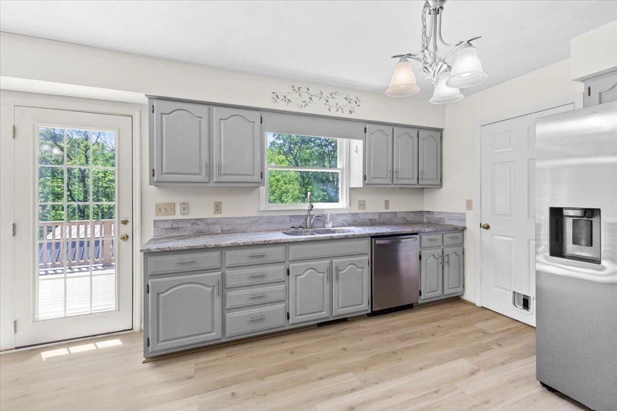 716 Debra LN - Photo 9