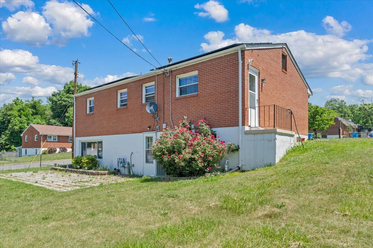 3922 Lilac AVE NW - Photo 34