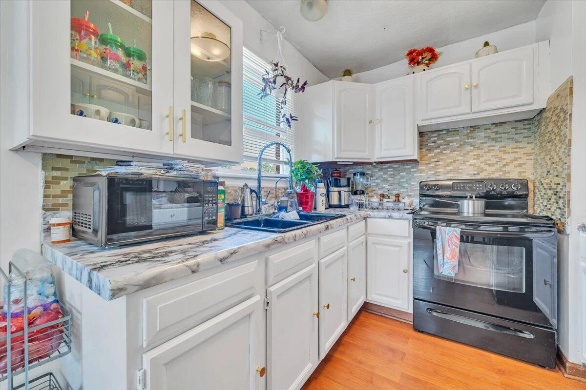 3922 Lilac AVE NW - Photo 9