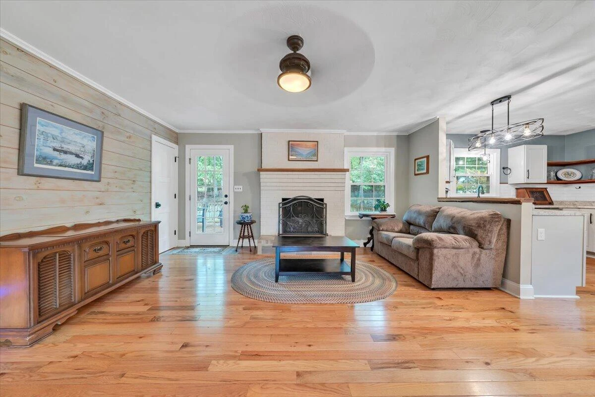 2030 Surrey LN - Photo 22
