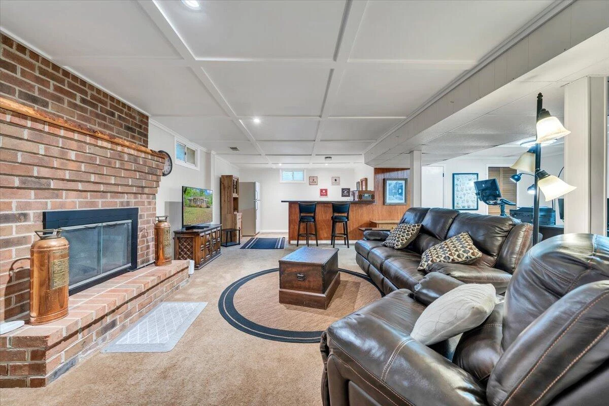 2030 Surrey LN - Photo 51