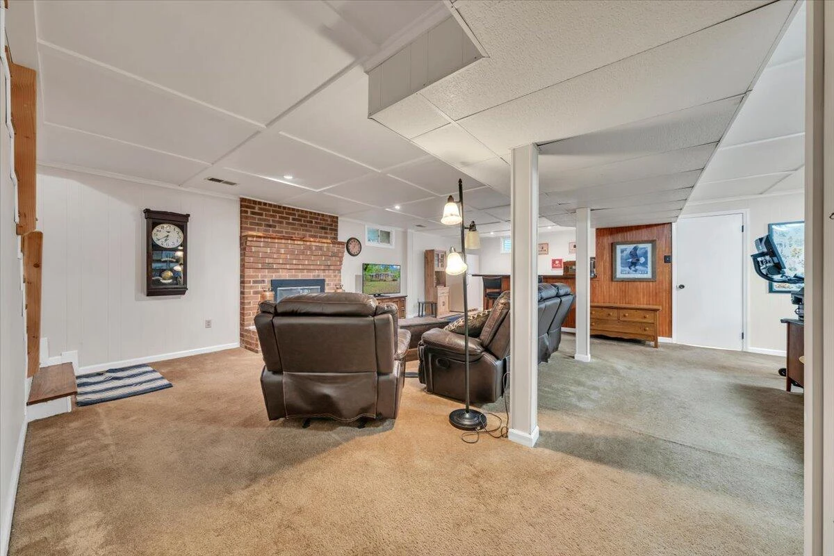 2030 Surrey LN - Photo 52