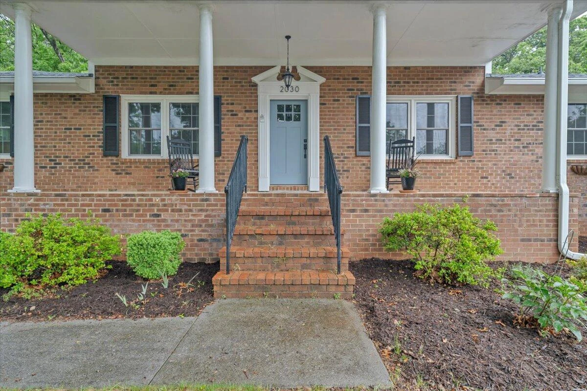 2030 Surrey LN - Photo 8