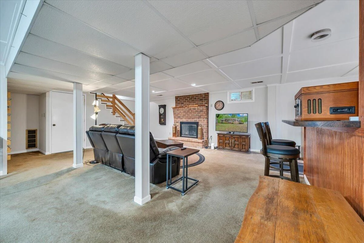 2030 Surrey LN - Photo 53