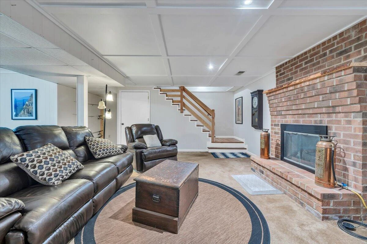 2030 Surrey LN - Photo 54